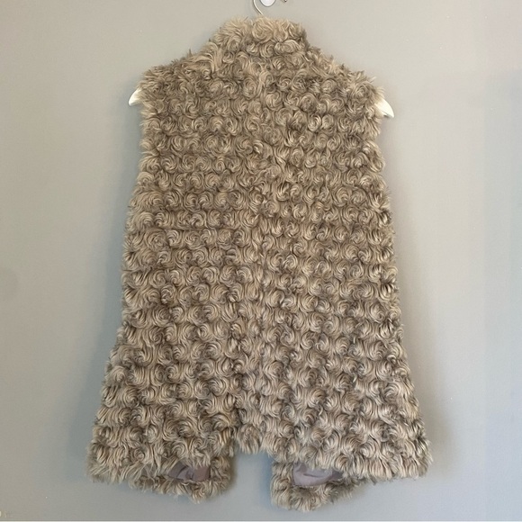 Le Chateau Faux Fur Grey Vest - Picture 4 of 12